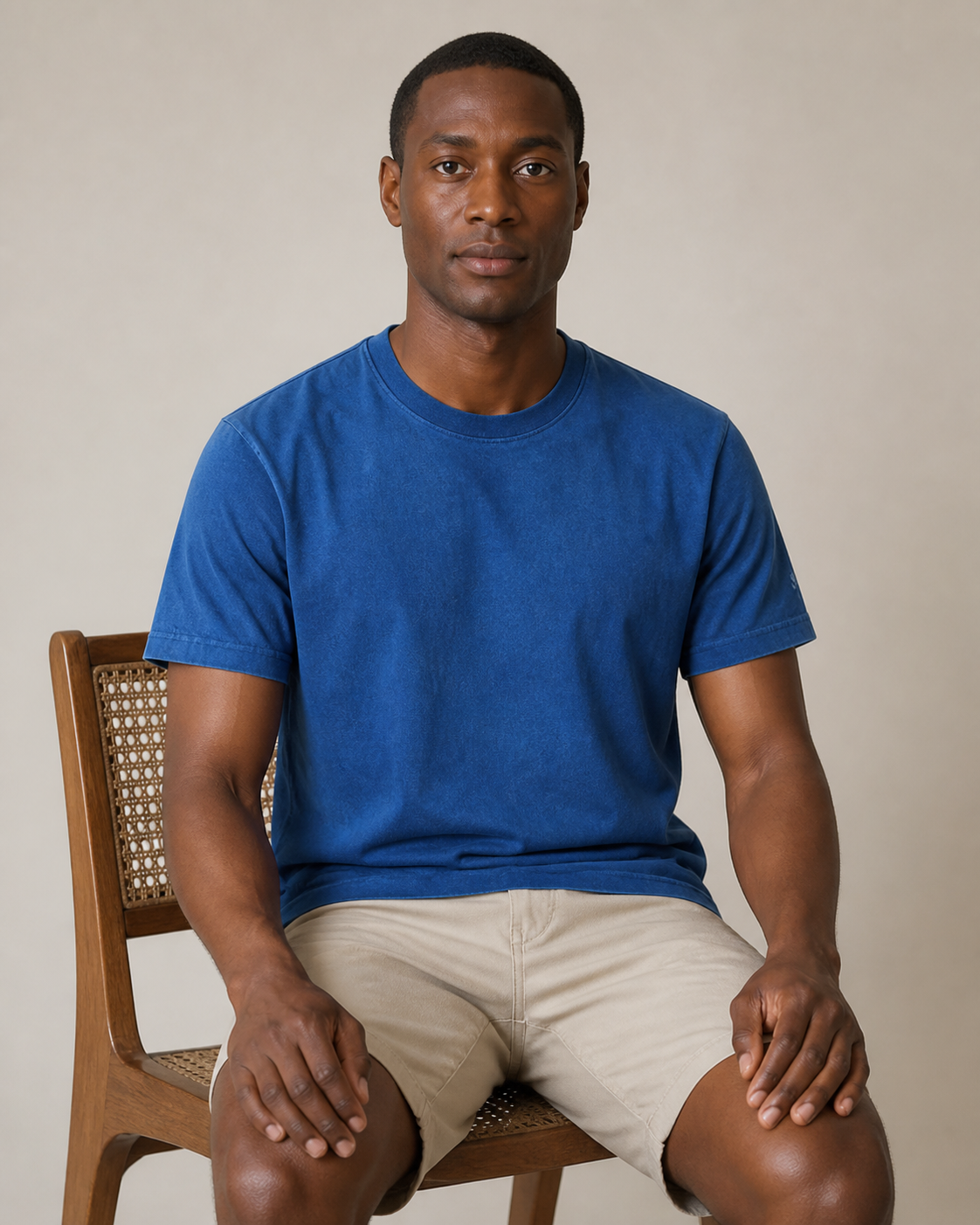 Indigo Circle Tee Color 02 - Lifestyle Seated