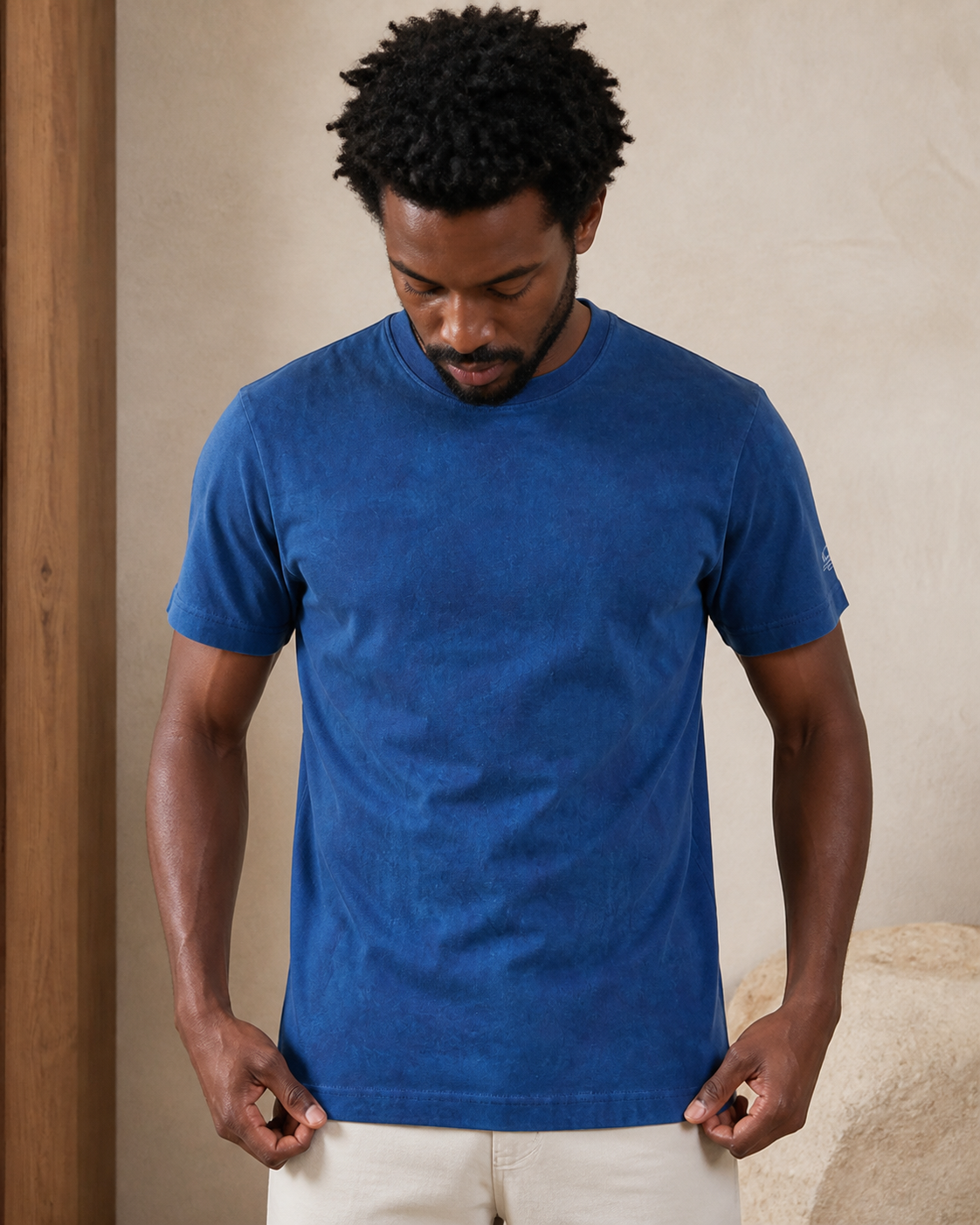 Indigo Circle Tee Color 02 - Lifestyle Detail